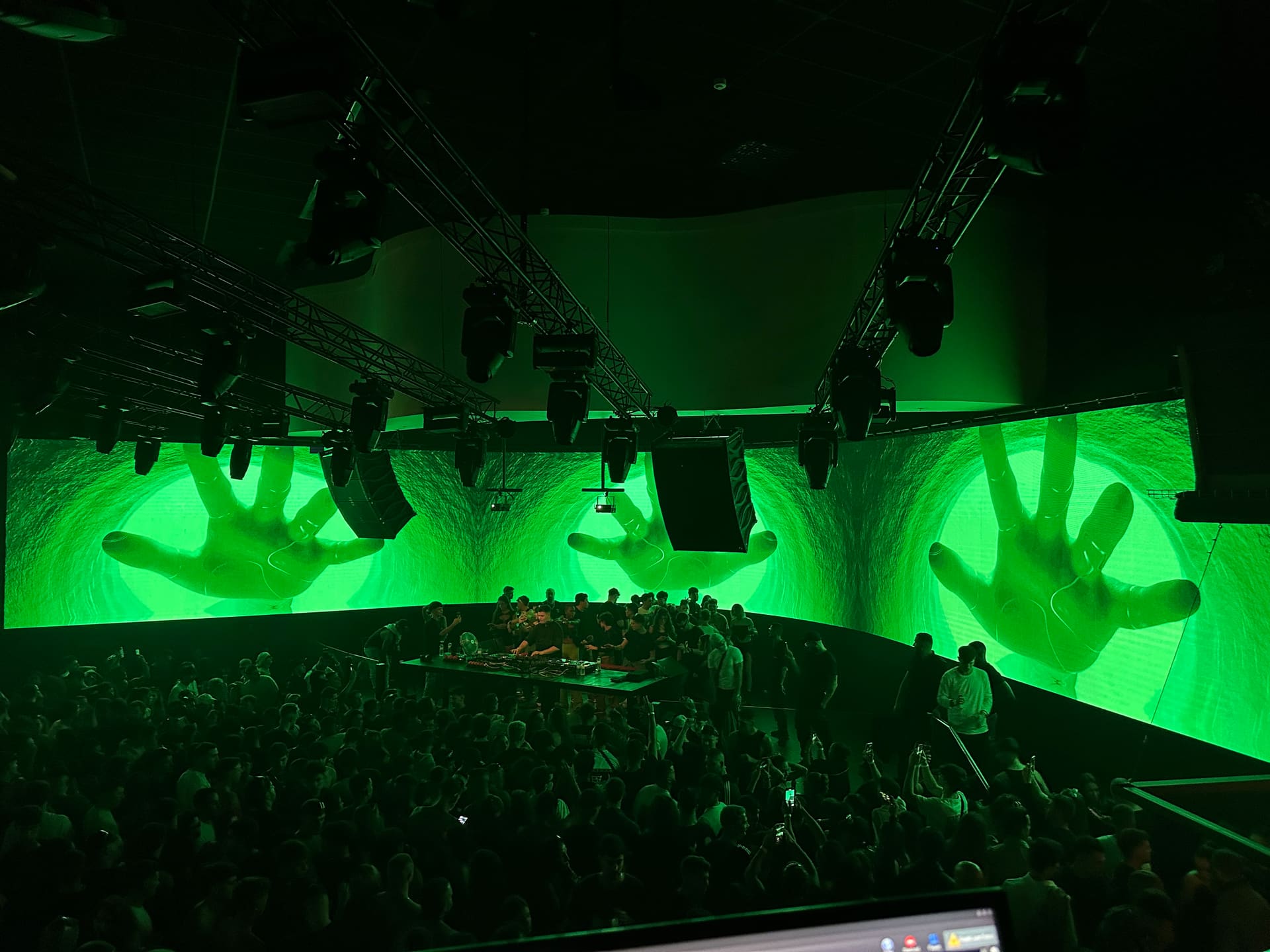 Pantalla LED curva envolvente en sala de eventos