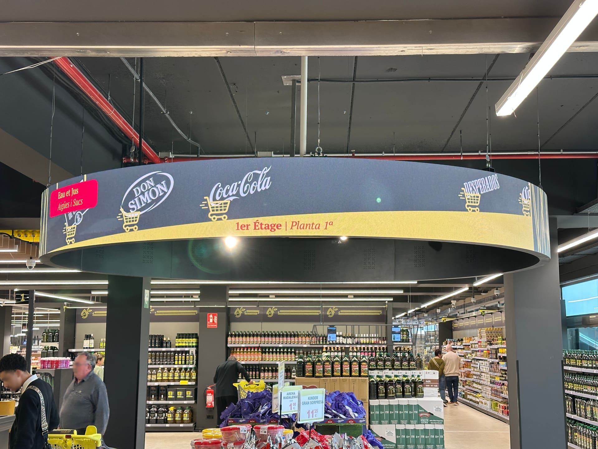 Señalización digital circular en supermercado